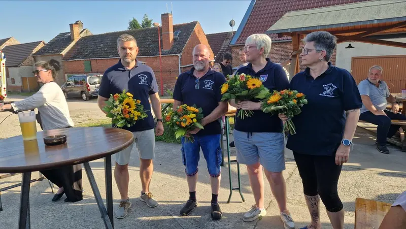 Ehrung im Förderverein der Feuerwehr Großwudicke: vier Mitglieder mit Blumensträußen