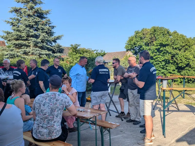 Gesellige Runde am Gerätehaus mit Feuerwehrleuten aus Großwudicke und Dorfbewohnern